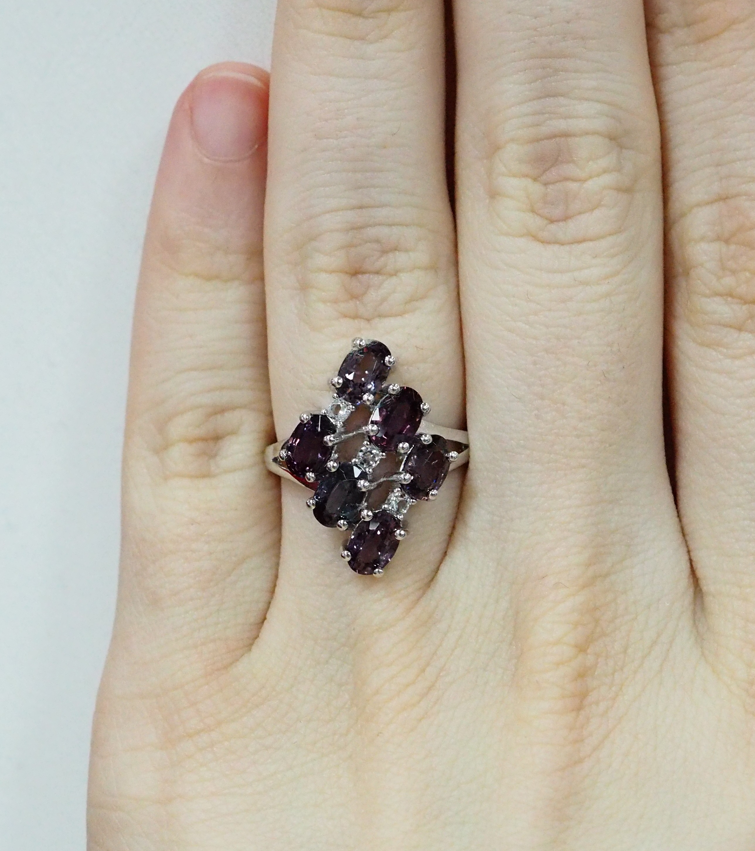 Серебряное кольцо с разноцветной шпинелью